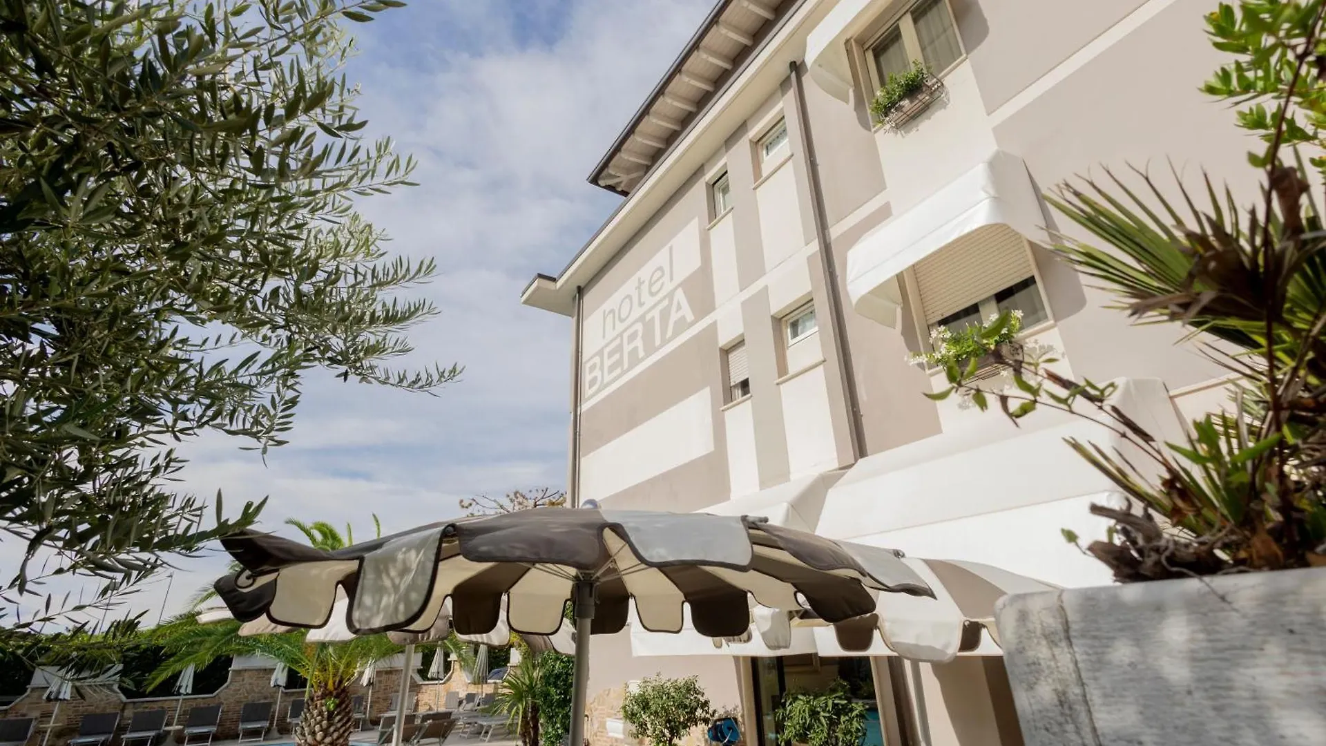 Hotel Berta デセンツァーノ・デル・ガルダ