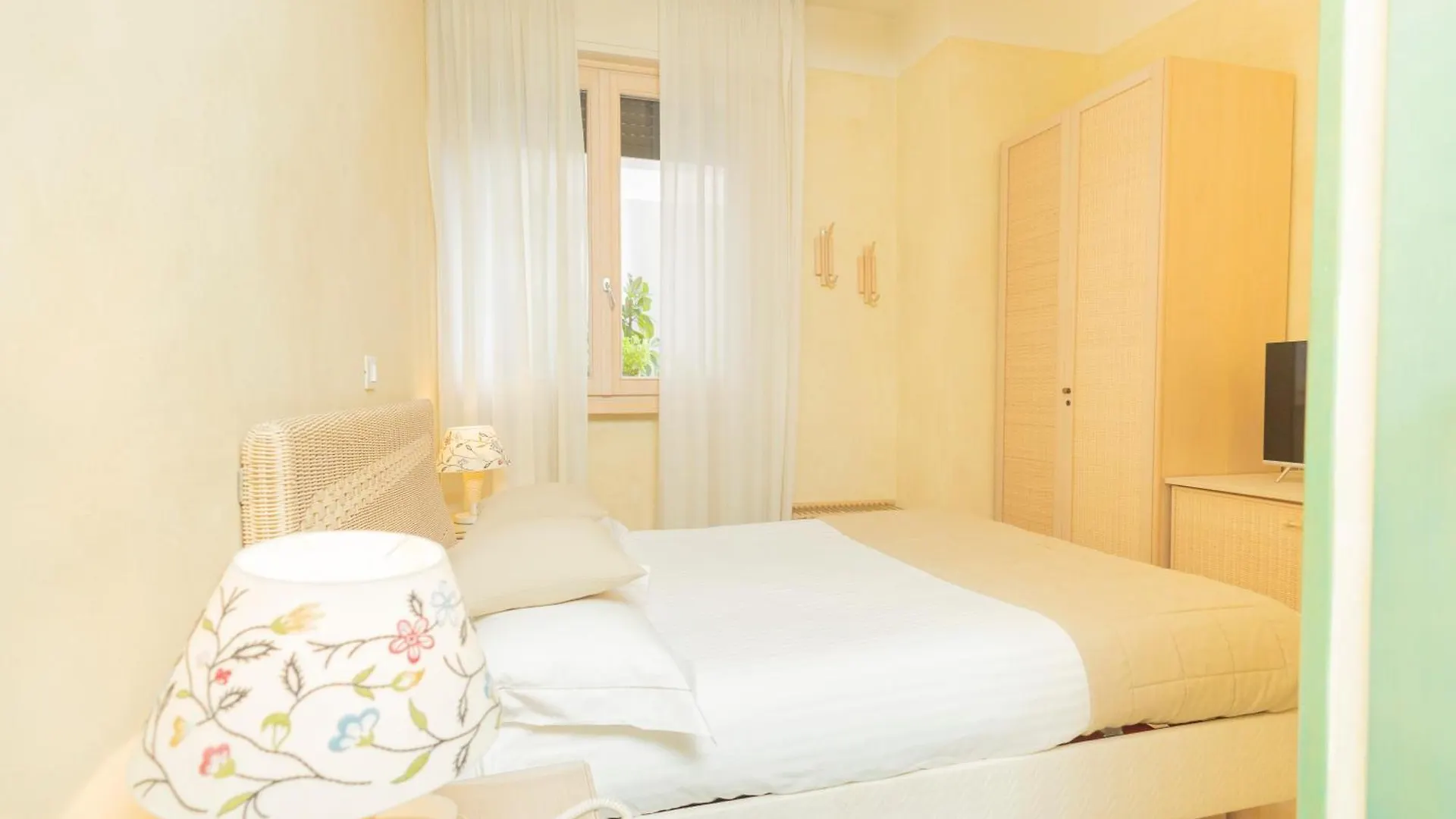 Hotel Berta デセンツァーノ・デル・ガルダ
