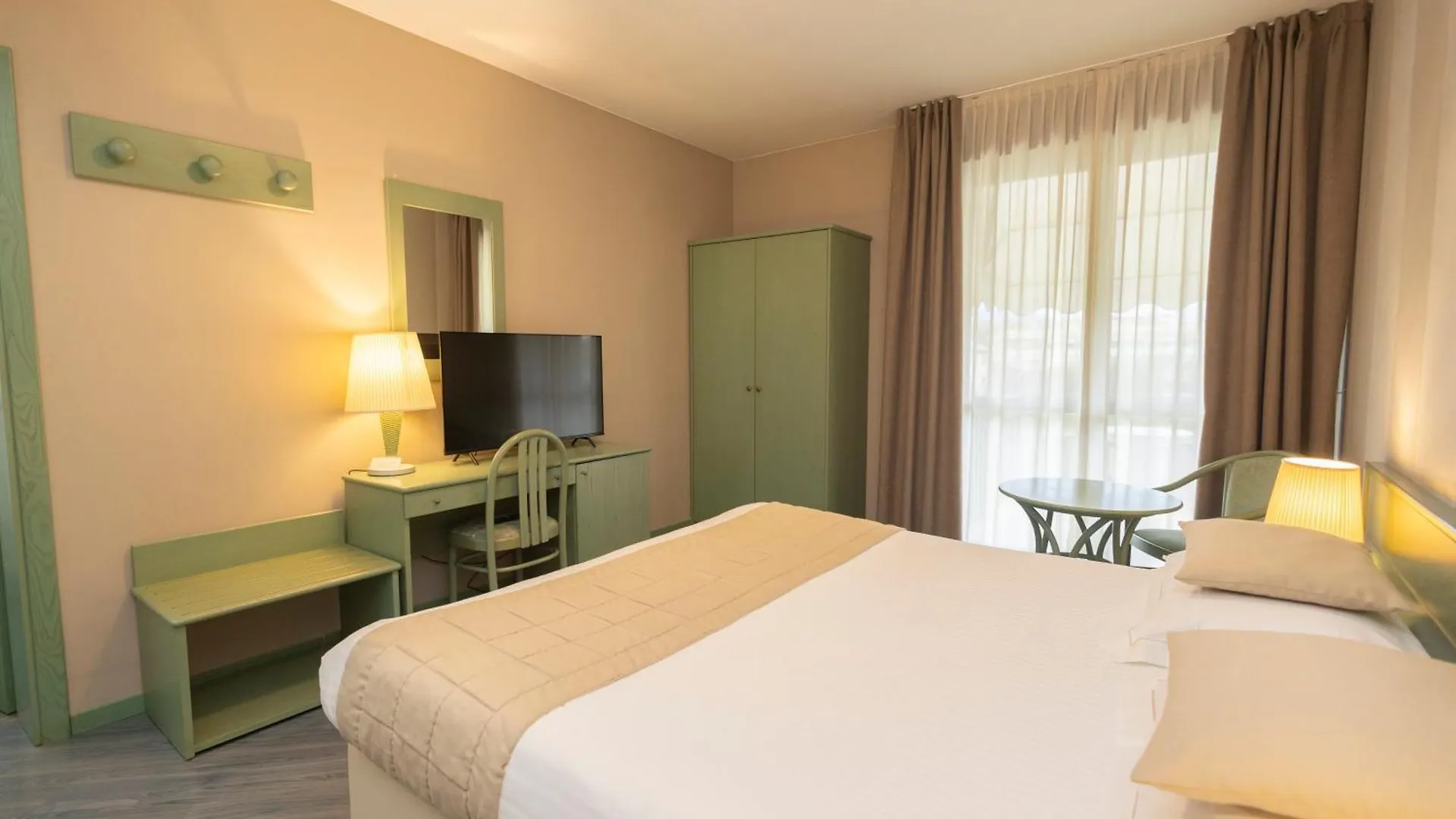 Hotel Berta デセンツァーノ・デル・ガルダ