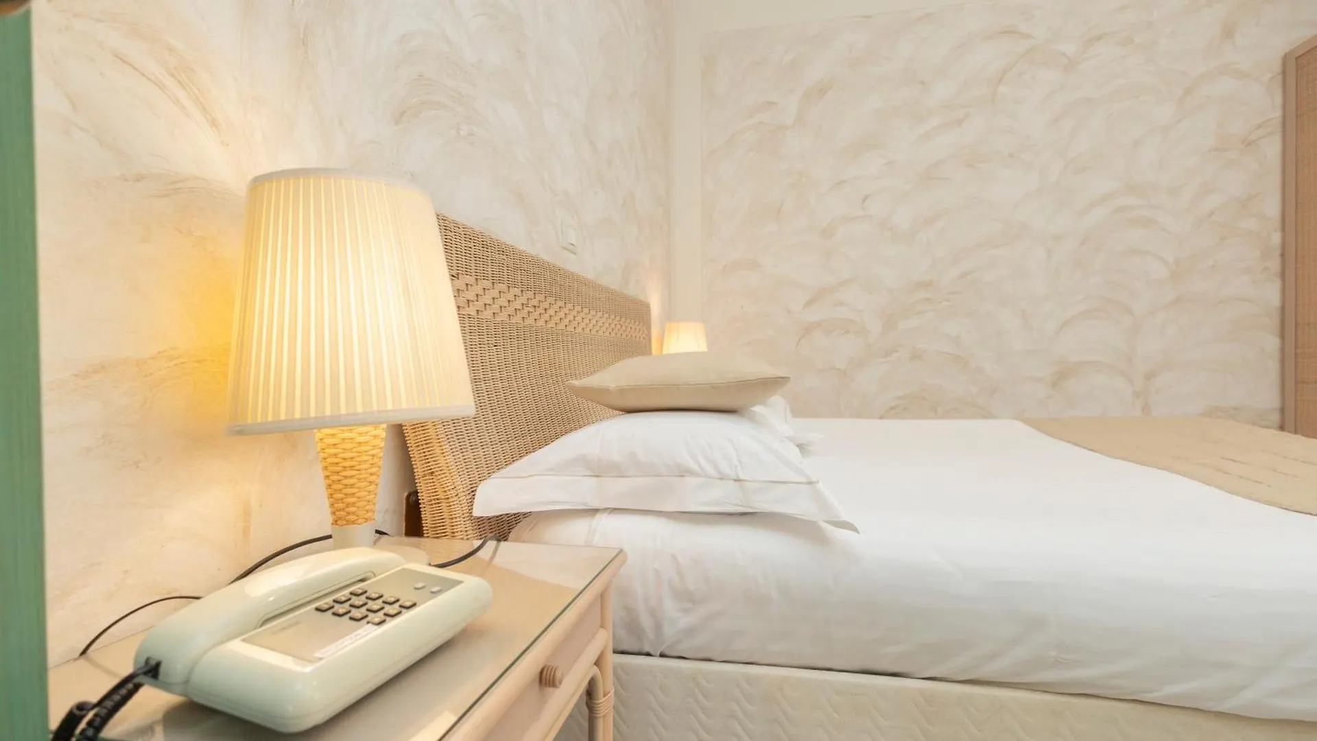 Hotel Berta デセンツァーノ・デル・ガルダ