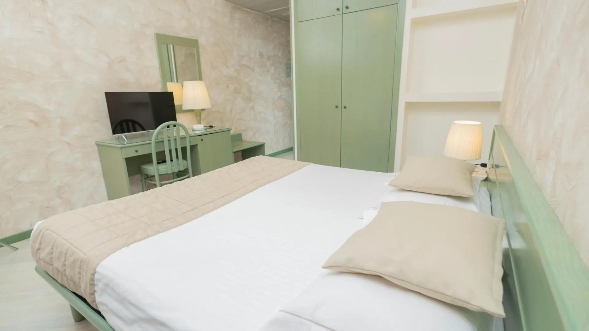 Hotel Berta Дезенцано-дель-Гарда 3*,  Италия