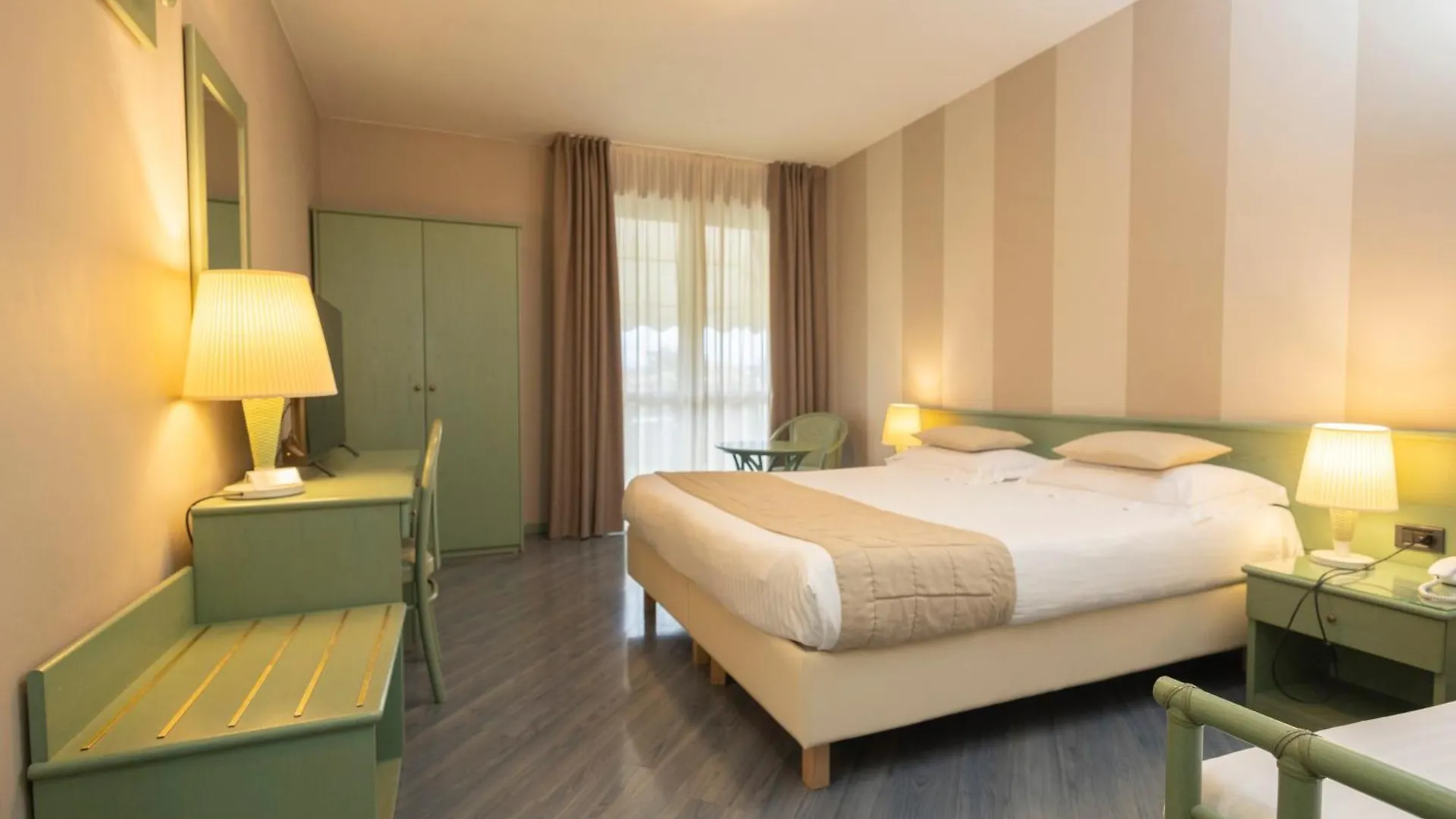 Hotel Berta Дезенцано-дель-Гарда