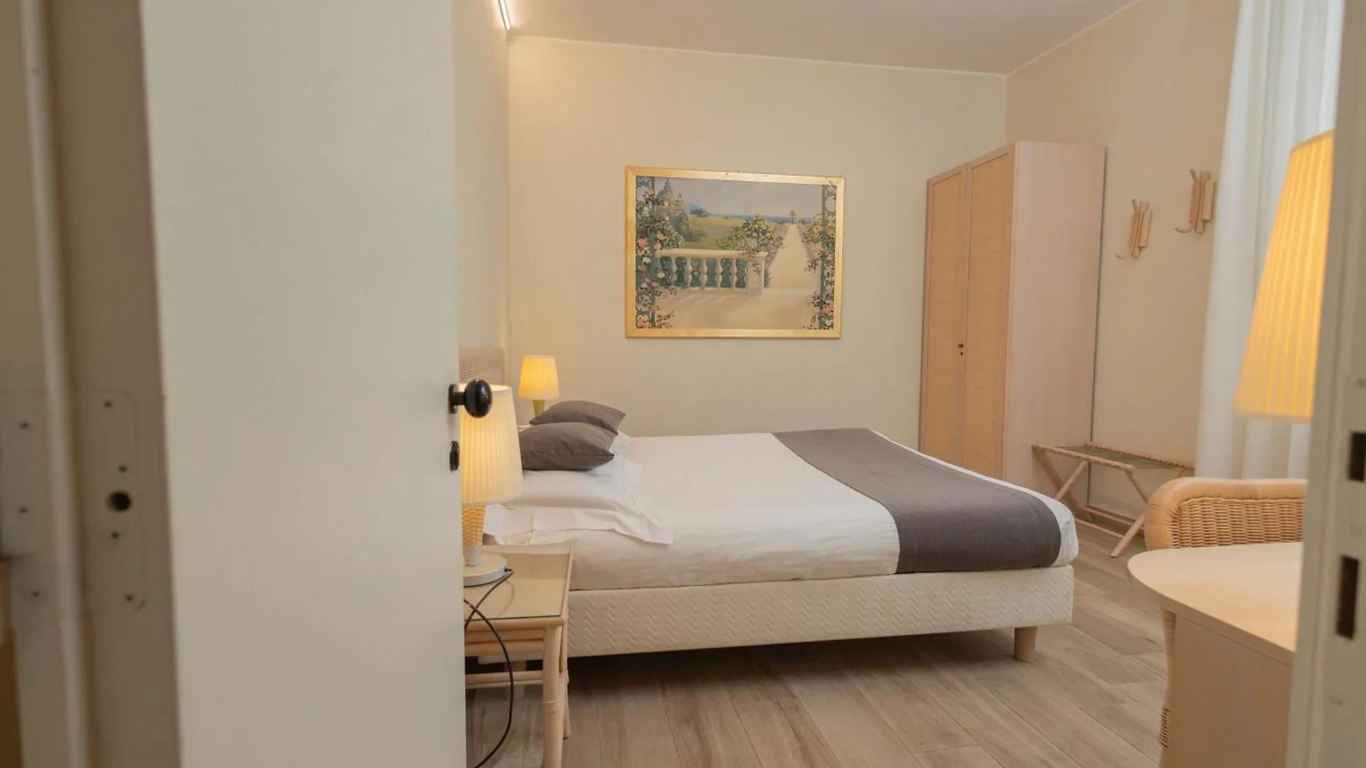 ***  Hotel Berta Дезенцано-дель-Гарда Италия