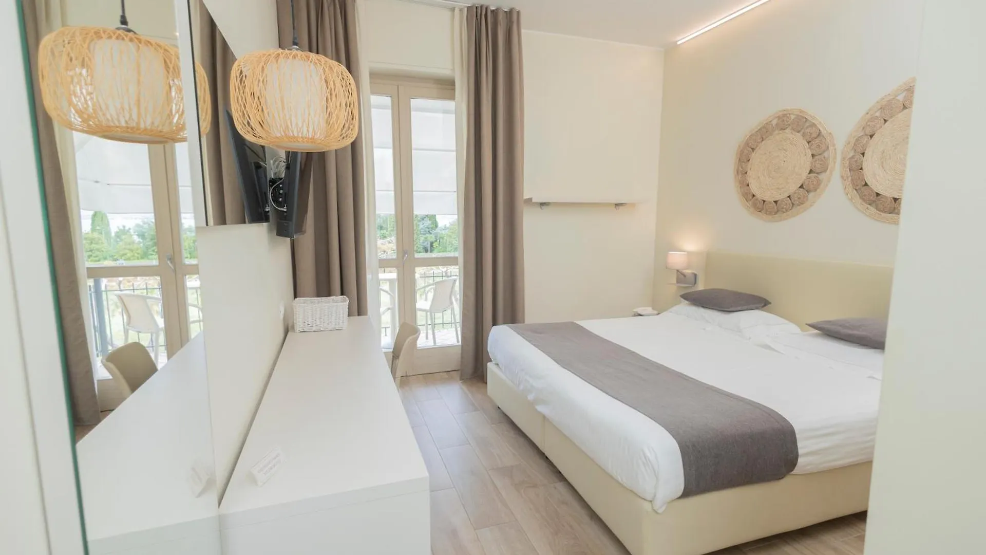 Hotel Berta Дезенцано-дель-Гарда 3*,