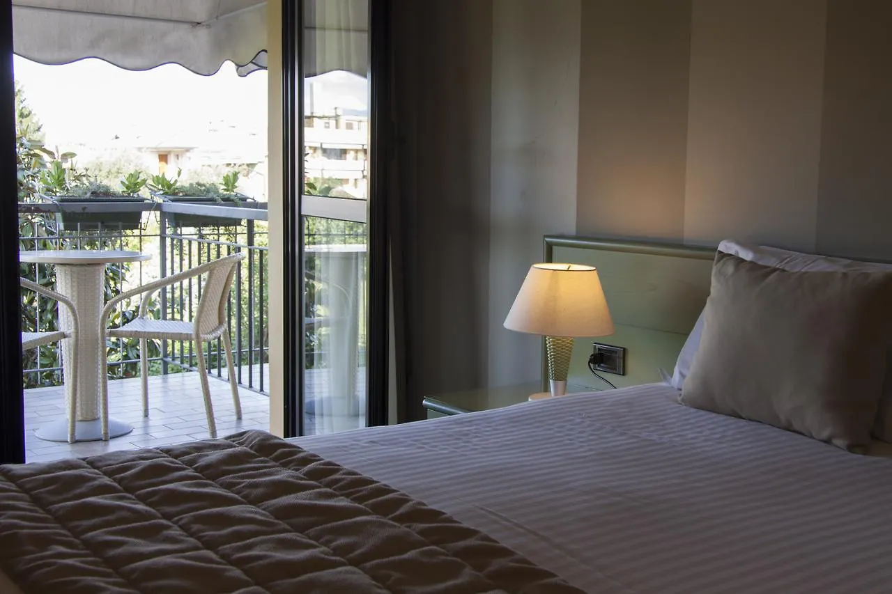 דסנזאנו דל גארדה Hotel Berta
