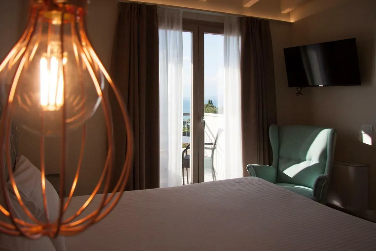 Hotel Berta Дезенцано-дель-Гарда Италия